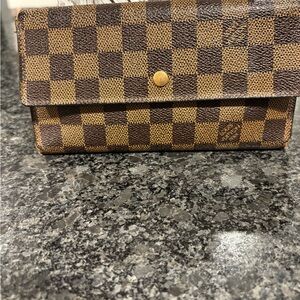 Louis Vuitton Damier Ebene
Canvas Wallet. Authentic
